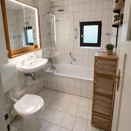 아파트 Exclusive 4-room Near Wilhemshoehe Train Station 카셀